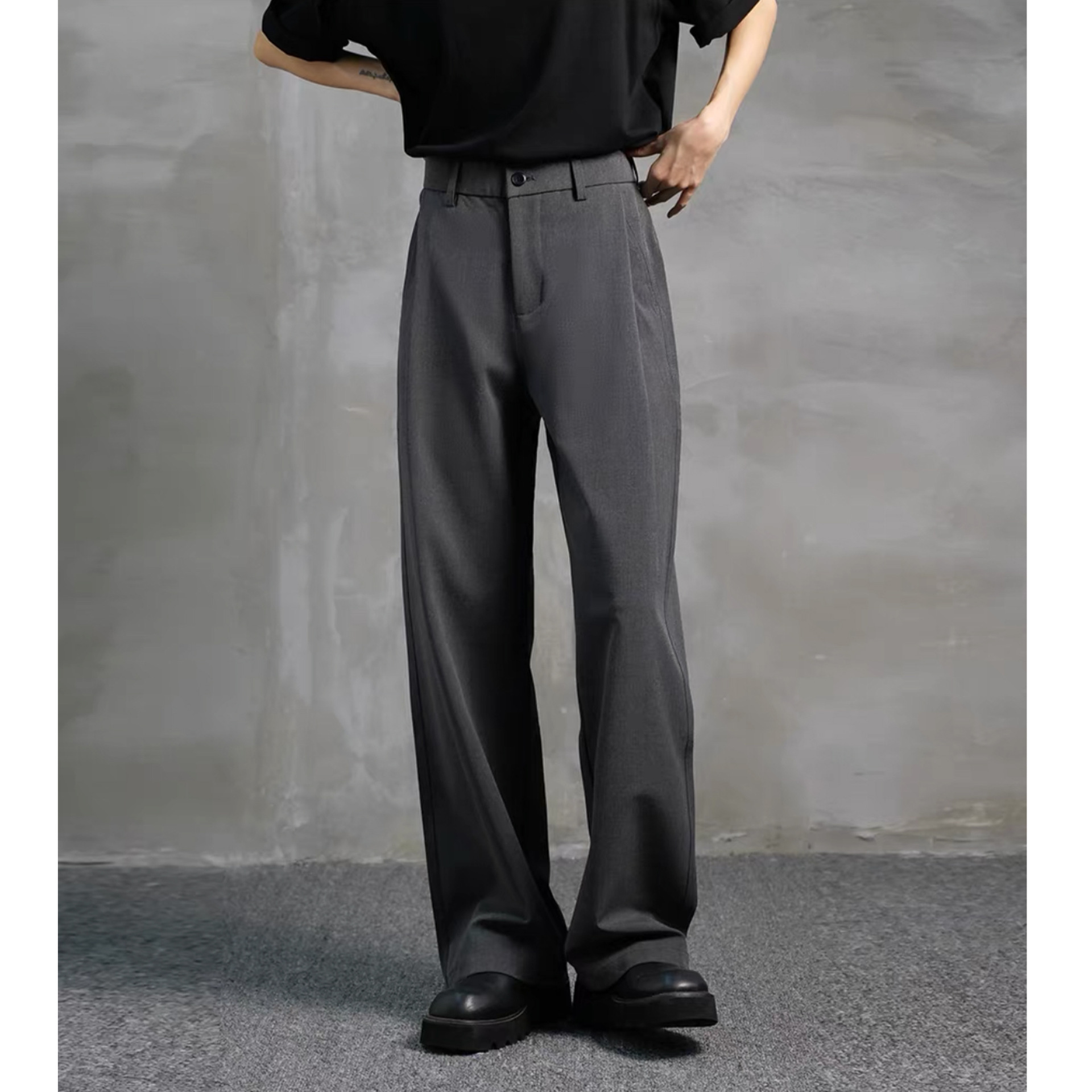 定番アイテム：ダークカラーのストレートパンツ